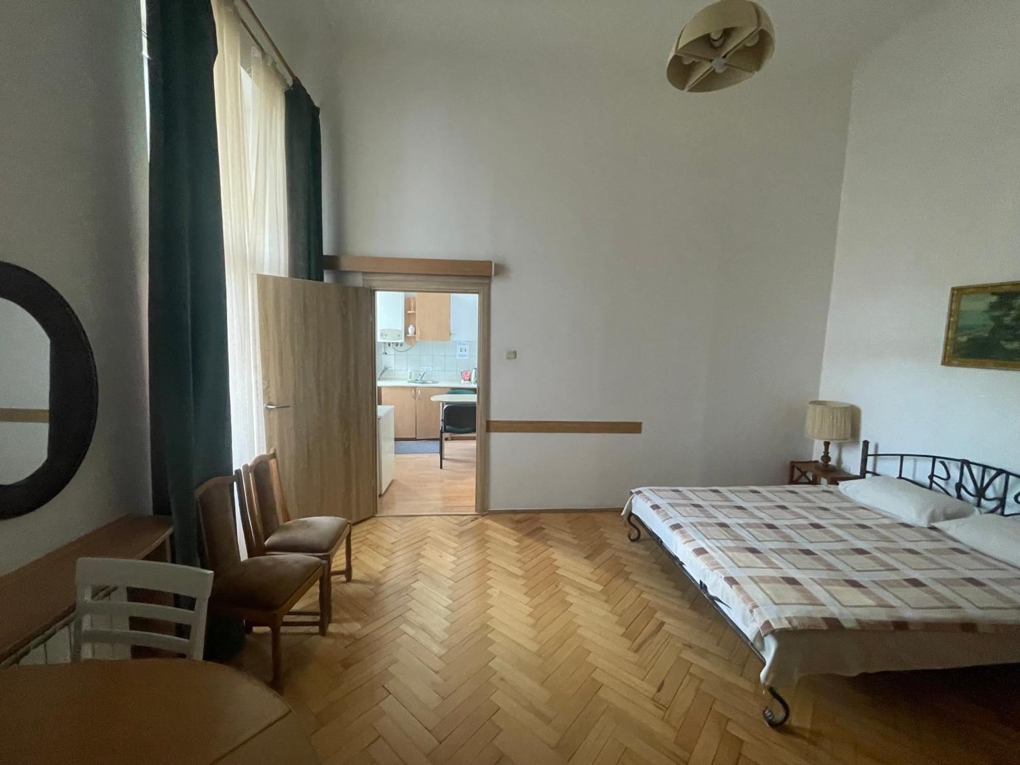 Guest Rooms Lviv Exterior photo